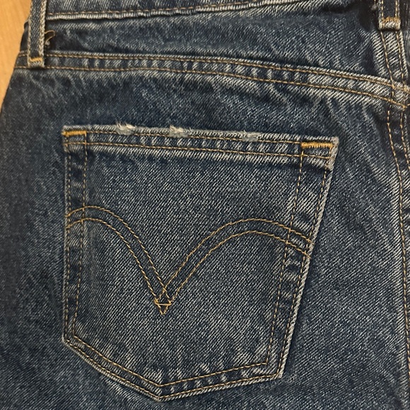 Levi Low Loose Dark Wash “Good Life” size 26, 30 inch inseam - Picture 5 of 5